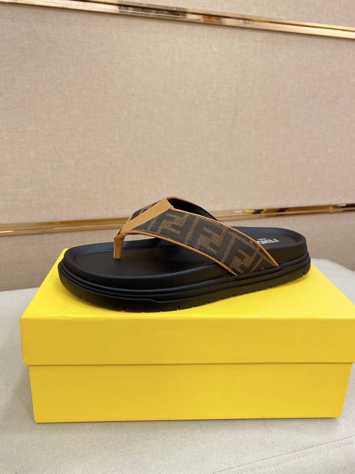 Factory price: 320💰 [Fendi Slippers] High-end brand of men's shoes, official website 1:1 latest masterpiece: original mold customization, the fabric is made of imported original materials, upgraded outsole, lighter and non-slip. The market's top quality, simple yet tasteful, a must-have for fashionistas, fashionable at your feet, full of confidence, the same style at the counter 👍The season of summer slippers is here. Code: 38-44 (45 is custom-made and cannot be returned or exchanged)